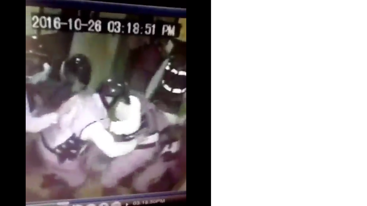 Imagen tomada del video de la paliza que los policías le dieron a una mujer embarazada, el miércoles en la ciudad de Maracay, después de participar en la protesta "Toma de Venezuela". 