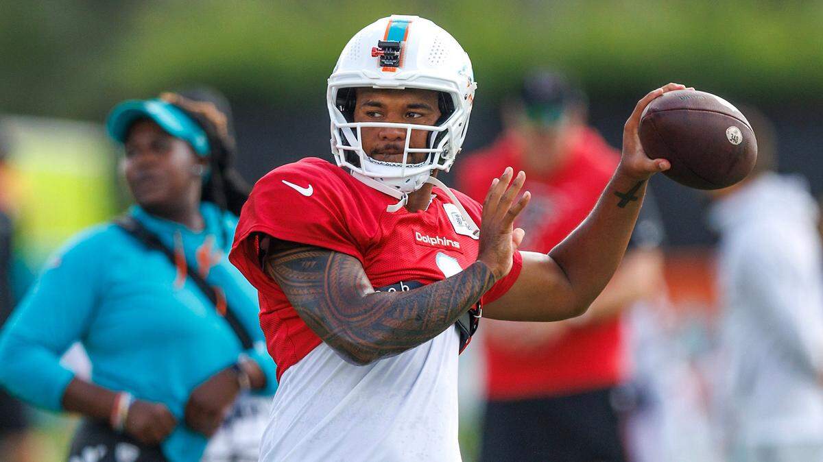 El quarterback de los Dolphins Tua Tagovailoa tira el ovoide en una práctica con el equipo en el Baptist Health Training Complex en el Hard Rock Stadium, en Miami Gardens, Florida, el 9 de agosto de 2023.