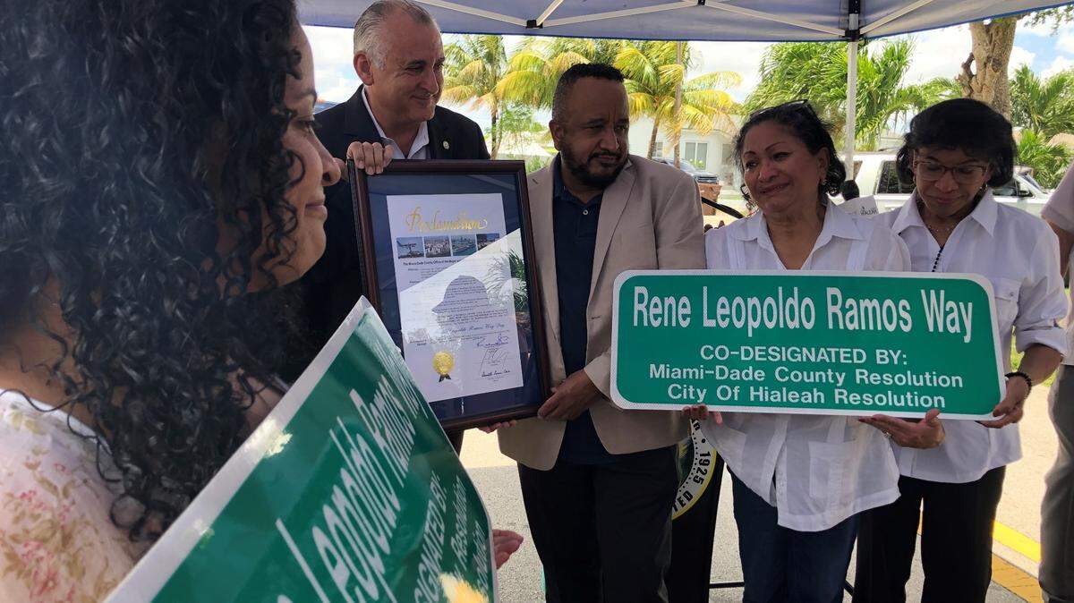 Familia del veterano de Vietnam, René Leopoldo Ramos Dylcia Ramos y Ricky, junto con el alcalde Esteban Bovo Jr, sosteniendo el anuncio de la calle con su nombre y su proclamación. Mayo 24, 2022