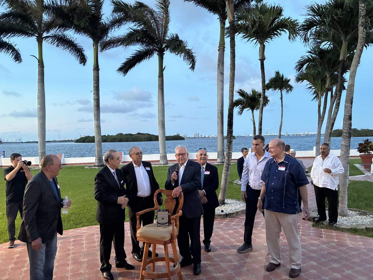 Empresarios e inversionistas se reunieron en Miami para anunciar la creación de la Cámara de Comercio Nacional Cubano-Americana. Al centro, el embajador Otto Reich.
