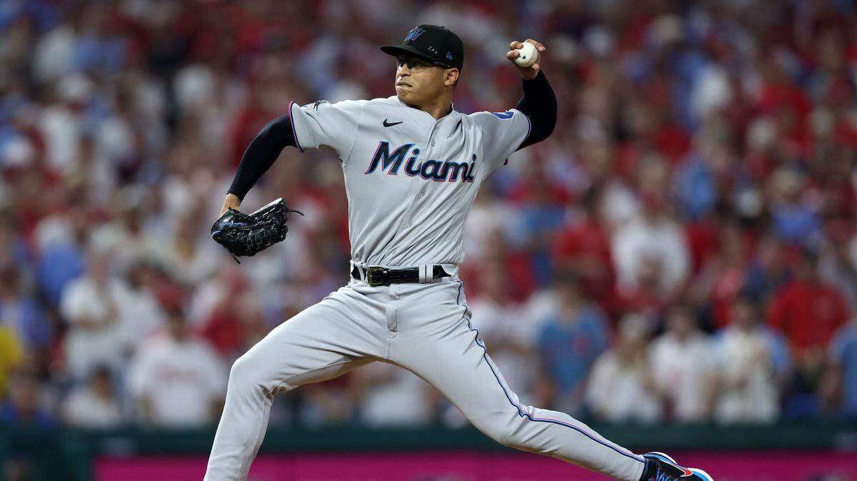 El abridor de los Marlins Jesús Luzardo lanza en el primer inning del partido ante los Filis en la ronda de comodines de la Liga Nacional, celebrado el 3 de octubre de 2023 en el Citizens Bank Park, en Filadelfia.