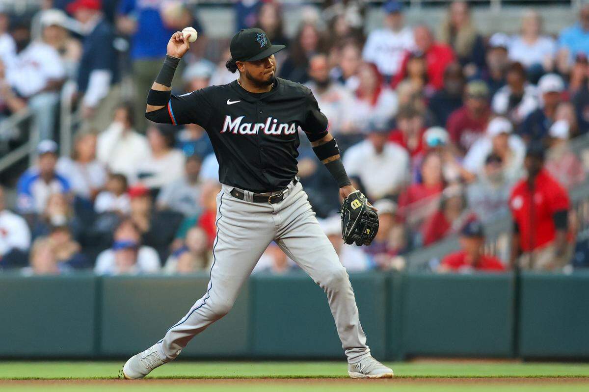 El segunda base venezolano Luis Arráez tira a primera base en una jugada en el primer inning del partido ante los Bravos, celebrado el 24 de abril de 2024 en Atlanta.