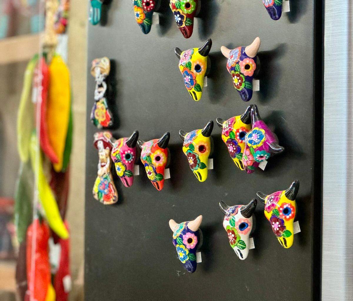  Imanes de calavera de vaca pintados como Catrinas.