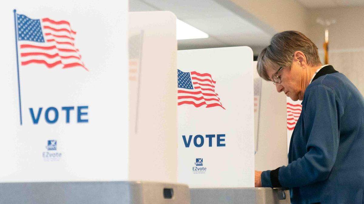 La gobernadora de Kansa, Laura Kelly, emite su voto en el jueves 1 de agosto, en la Oficina Electoral del Condado Shawnee.