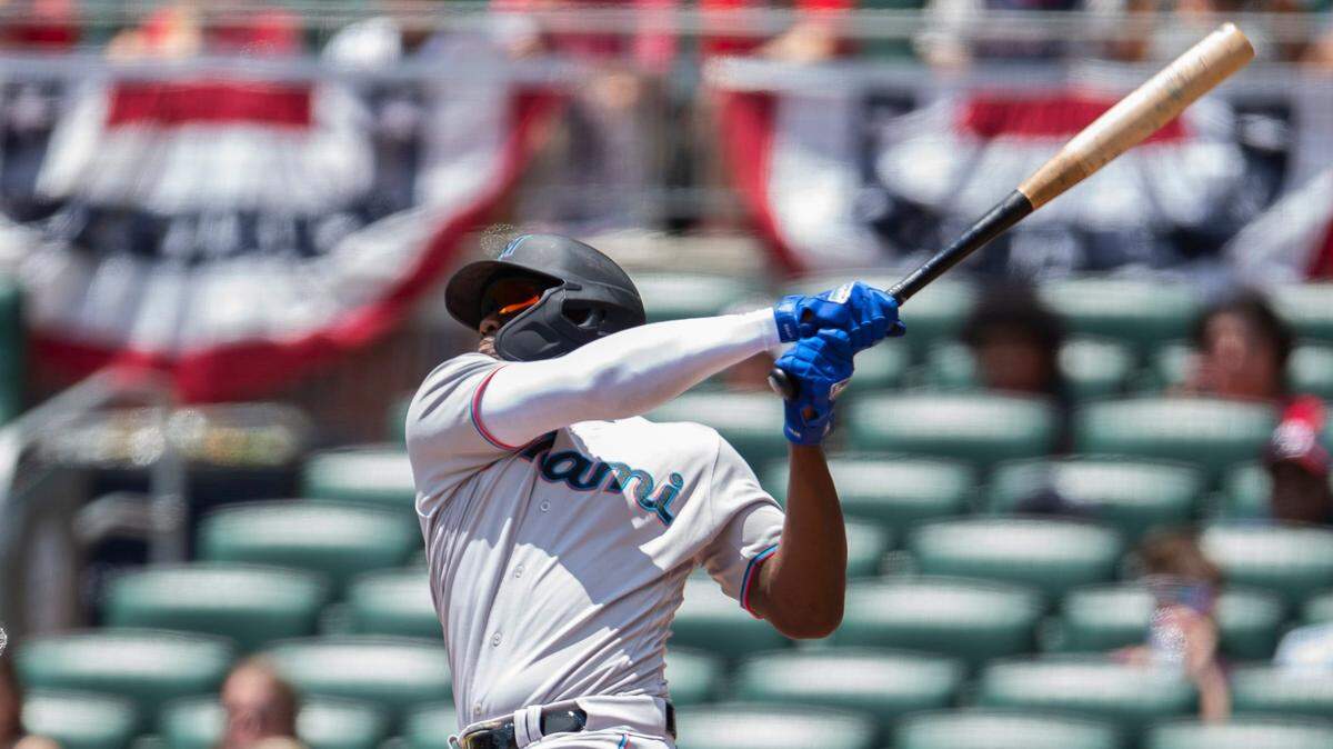El jardinero cubano de los Marlins Jorge Soler pega un jonrón en el primer inning del partido ante los Bravos, el 29 de mayo de 2022 en Atlanta.