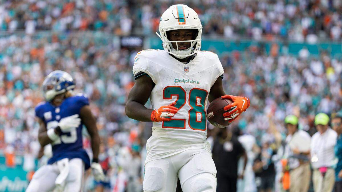 El running back de los Dolphins De’Von Achane  anota un touchdown contra los Giants, en el segundo cuarto del partido celebrado el 8 de octubre de 2023 en el Hard Rock Stadium, en Miami Gardens, Florida.