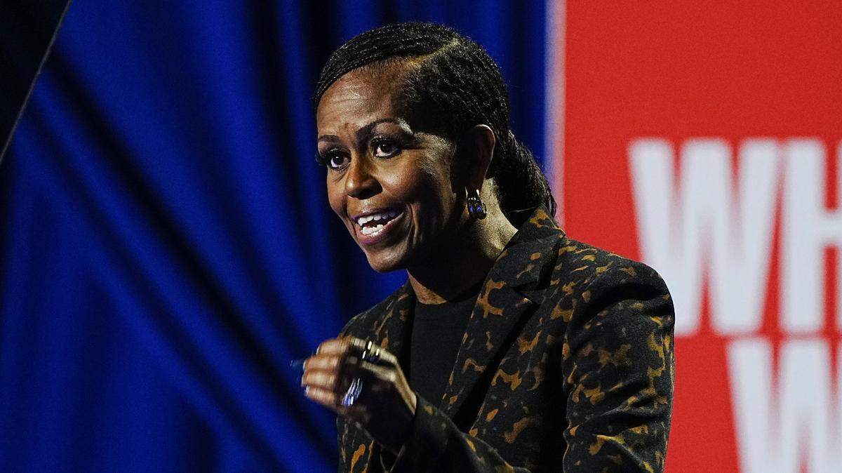 La ex primera dama de Estados Unidos, Michelle Obama, habla durante un evento de campaña para la candidata presidencial demócrata, la vicepresidenta de Estados Unidos, Kamala Harris, en Kalamazoo, Michigan, el 26 de octubre de 2024.
