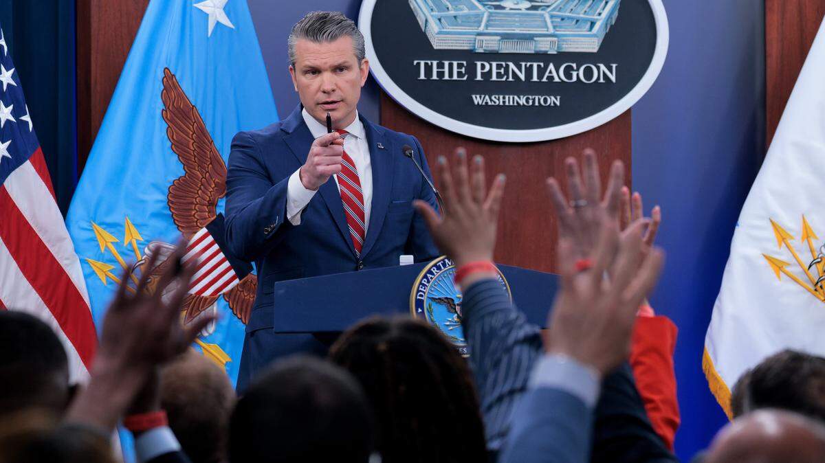 El secretario de Guerra de Estados Unidos, Pete Hegseth, se dirige a los periodistas durante una rueda de prensa en el Pentágono el 5 de mayo de 2026 en Arlington, Virginia.