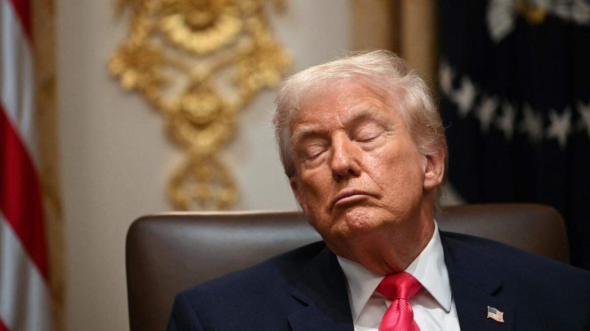 El presidente de Estados Unidos, Donald Trump, asiste a una reunión de gabinete en la Sala del Gabinete de la Casa Blanca en Washington, DC, el 2 de diciembre de 2025.