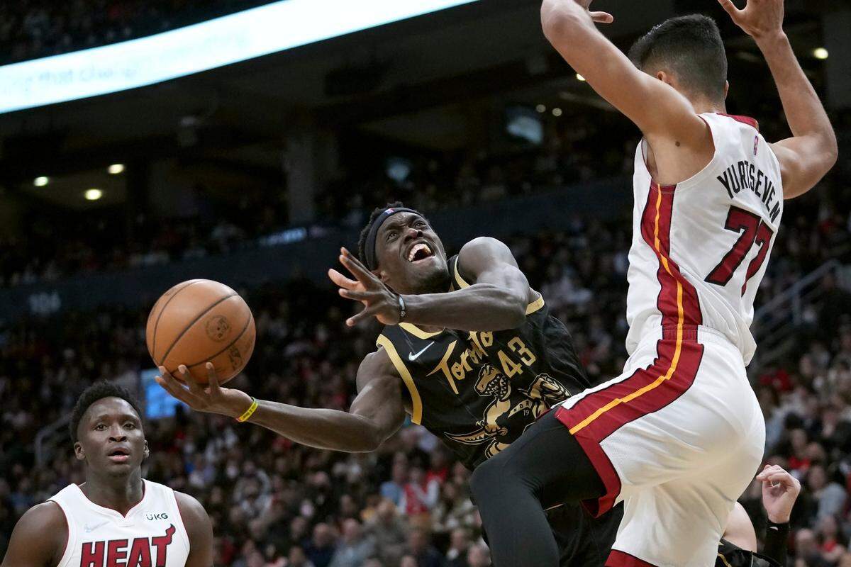 El jugador de los Raptors Pascal Siakam (43) trata de pasar la marca de Omer Yurtseven, del Heat de Miami, en el partido celebrado el 3 de abril de 2022 en Toronto.