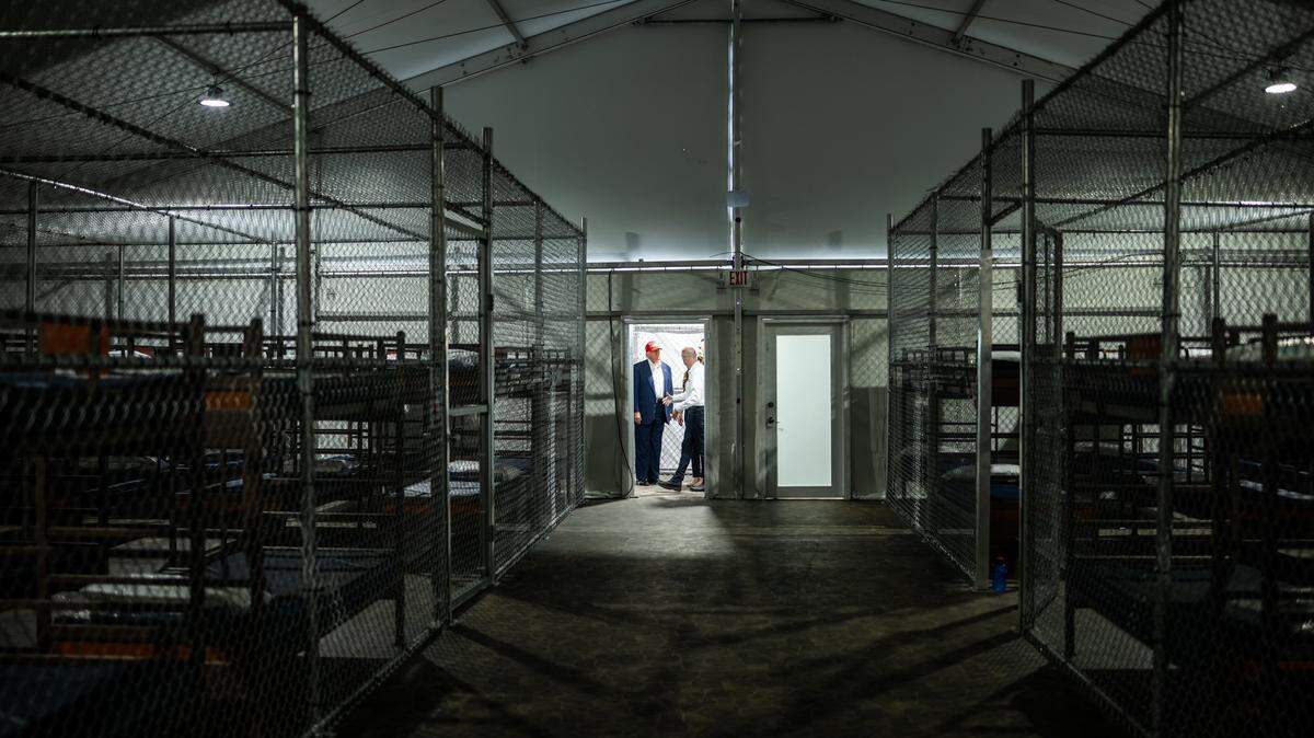 El presidente Donald Trump realizó un recorrido a pie por las instalaciones de Alligator Alcatraz el día de su apertura.