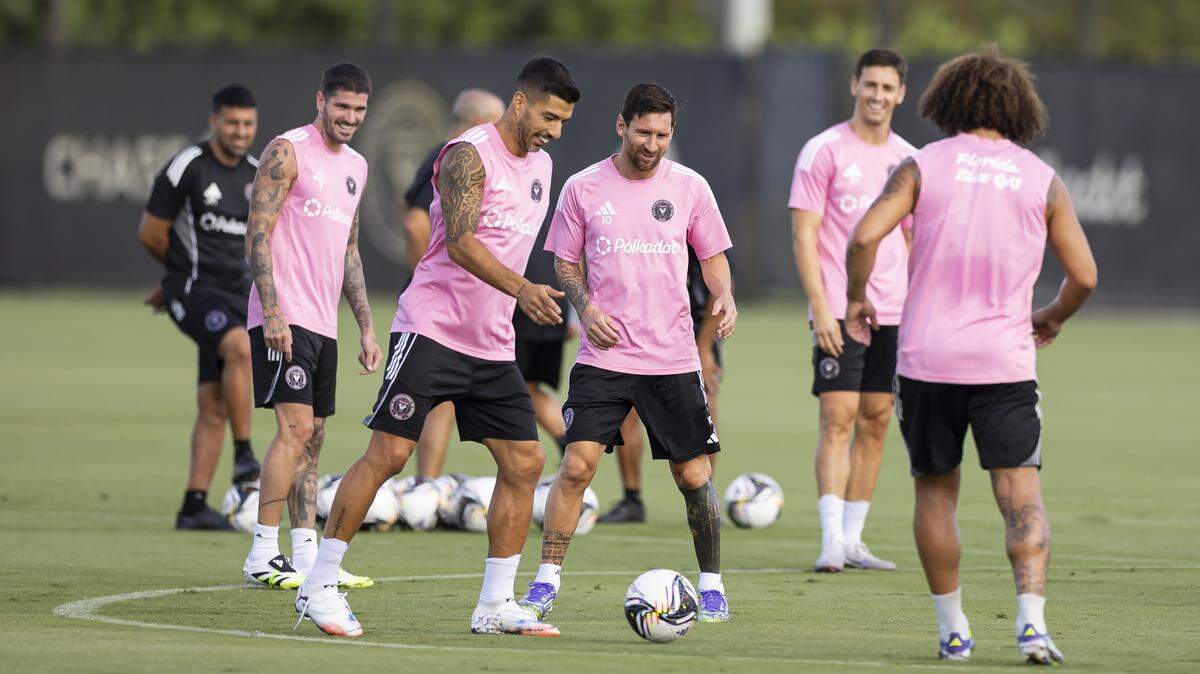 Los jugadores del Inter Miami Rodrigo de Paul, Luis Suárez y Lionel Messi (de izq. a der.) participan en un entrenamiento con el equipo el 1ro de agosto de 2025 en Fort Lauderdale, Florida.
