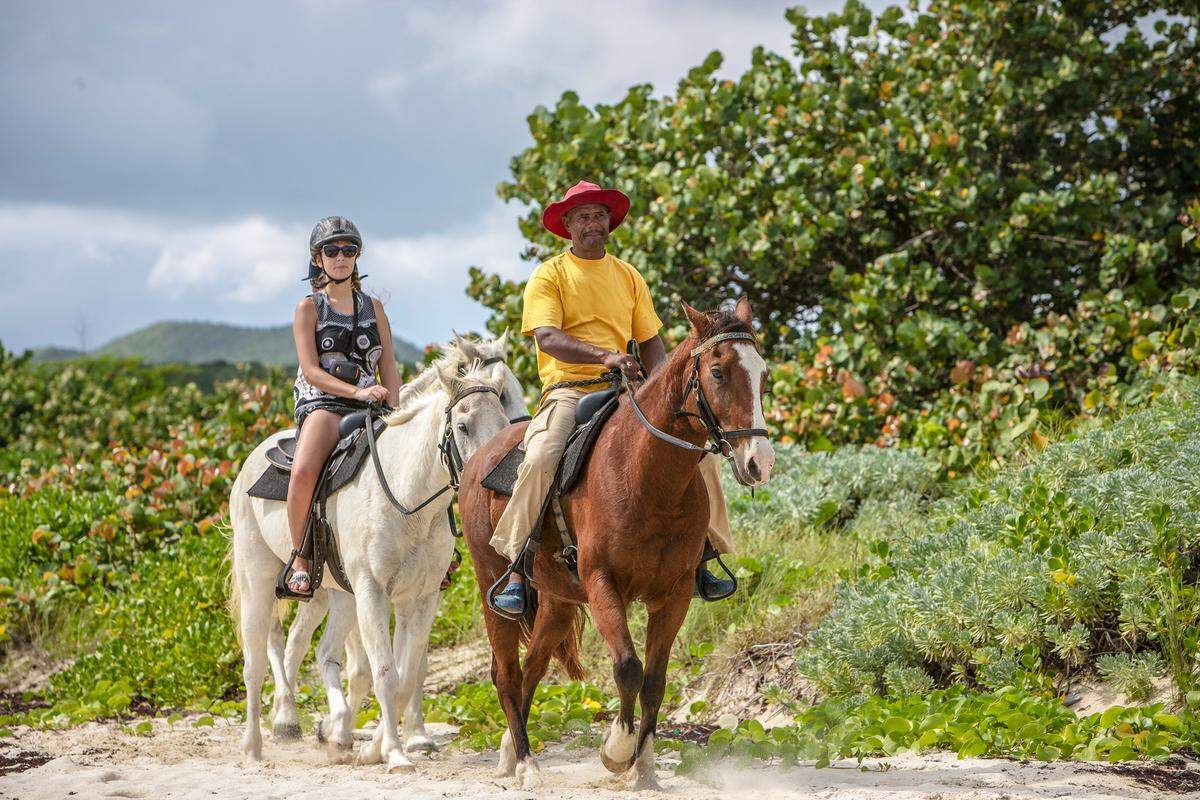Paseando a caballo por la reserva natural de San Martín.