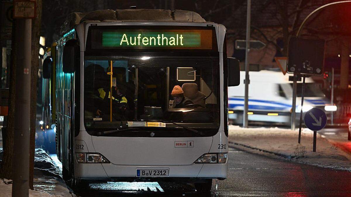 A bus providing a warm shelter to people concerned by the a massive power failure in southwestern parts of the German capital stands in the Zehlendorf district on January 6, 2026, following an arson attack of January 3, 2026 on high-voltage cables on a bridge near the Lichterfelde power plant on the Teltow Canal in Berlin. Anger is simmering in parts of Berlin where an arson attack claimed by a far-left group has caused a blackout that has plunged tens of thousands into icy darkness in mid-winter. The power cut in the German capital's leafy southwest, which has also halted local trains and forced the closure of shops, schools and hospitals, has sparked questions about how resilient the country is to sabotage of its critical infrastructure. (Photo by RALF HIRSCHBERGER / AFP via Getty Images)
