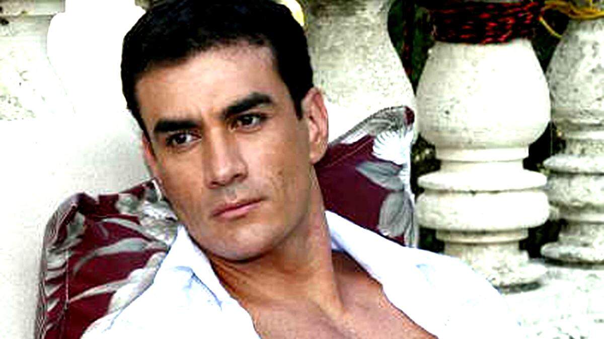 Semidesnudo en Sólo para Mujeres o elegantemente vestido interpretando al serio y circunspecto Licenciado Ricardo Bustamante en la serie Por Amar Sin Ley, el guapo actor David Zepeda causa impacto entre sus fans.