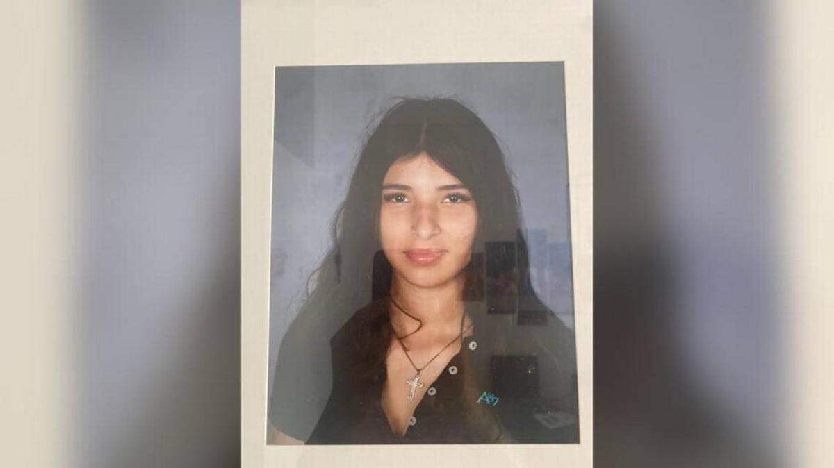 Jazmin Keltz, de 14 años, viajaba como pasajera en un vehículo que trataba de escapar de la policía cuando se estrelló contra una columna debajo de un paso superior del Turnpike de la Florida. La chica se encuentra en condición grave, dijo la policía.