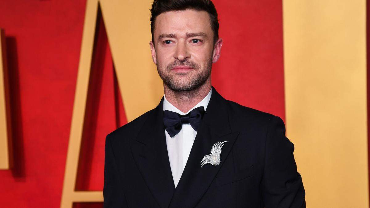 Justin Timberlake caminando sobre la alfombra roja en la Fiesta Oscar de Vanity Fair 2024 celebrada en el Centro Wallis Annenberg para las Artes Escénicas en Beverly Hills, CA el 10 de marzo de 2024.
