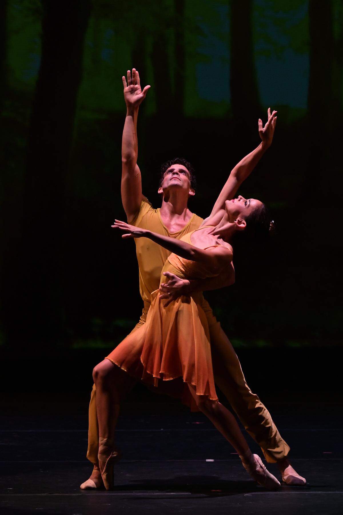 Emily Bromberg y Fabián Morales en la sección “Summer” de “The Four Seasons” de Yanis Pikieris.