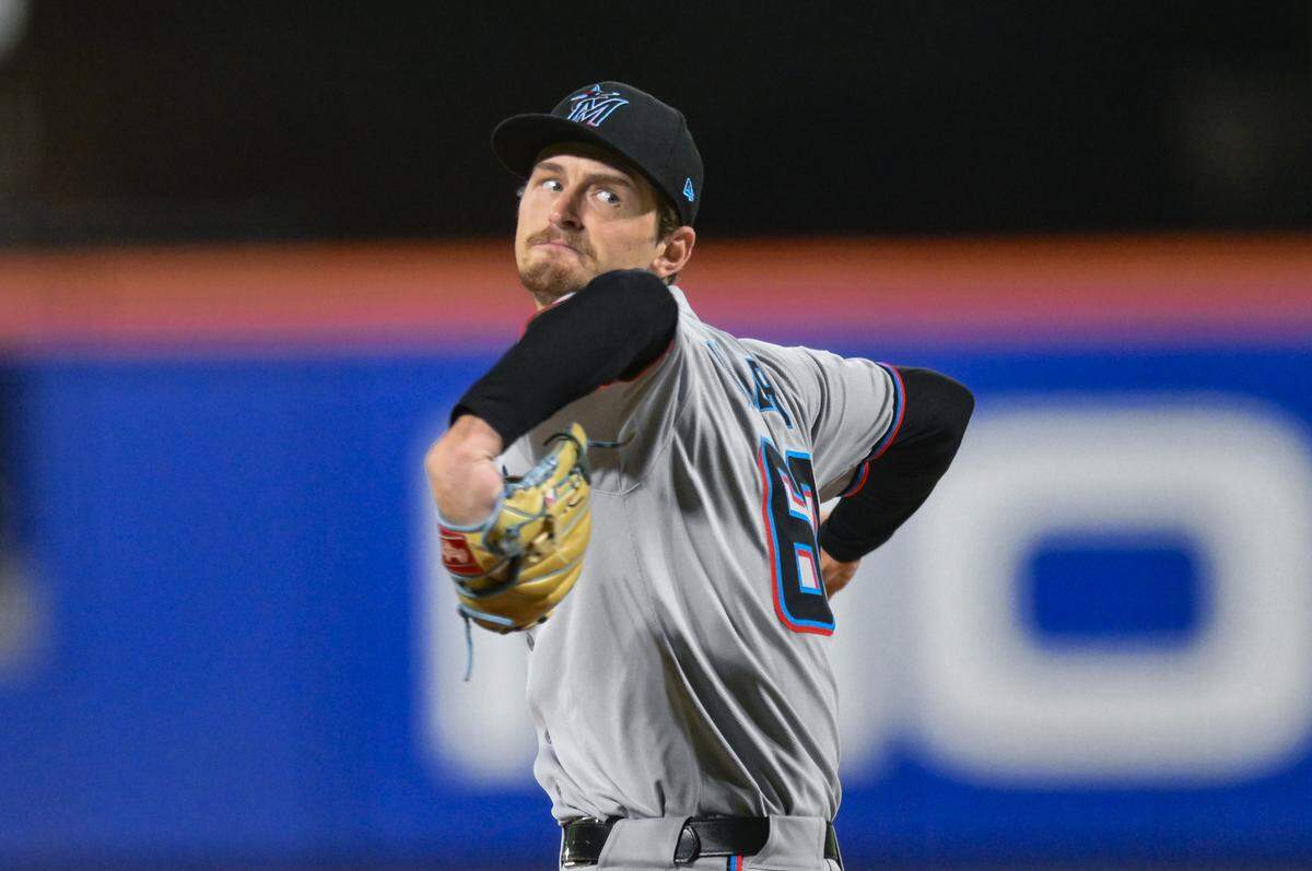 El abridor de los Marlins Adam Mazur lanza en el tercer inning del partido ante los Mets, celebrado el 28 de agosto de 2025 en Nueva York.