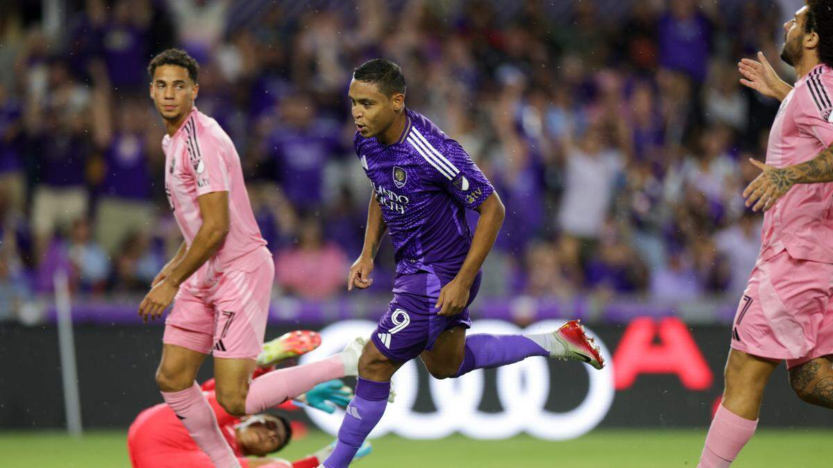 El delantero del Orlando City Luis Muriel (centro) supera a los defensas del Inter Miami Ian Fray (izq) y Maxi Falcón y anota el primer gol del juego de su equipo, en el partido celebrado el 10 de agosto de 2025 en Orlando.