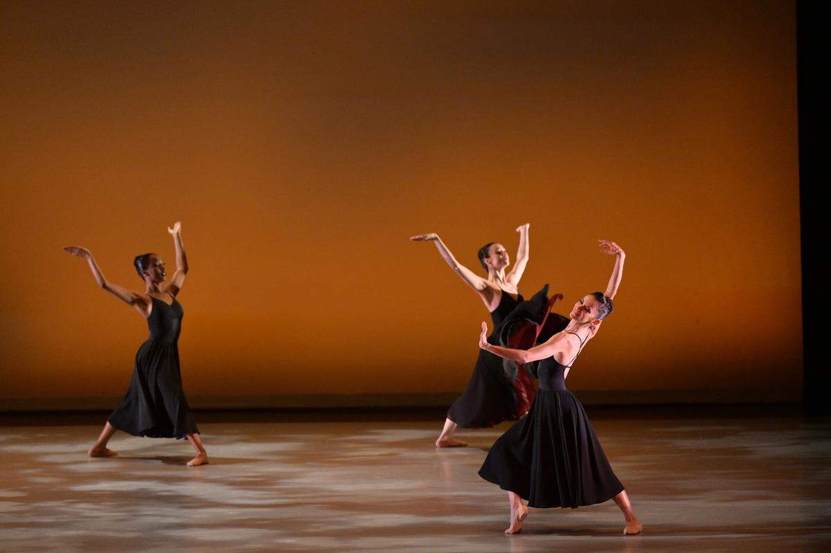 Los bailarines de DDTM, Amelia Rouff, Anette Sánchez y Mayrel Martínez en “Something to Remember You By”, coreografía de Stephanie Martinez. 