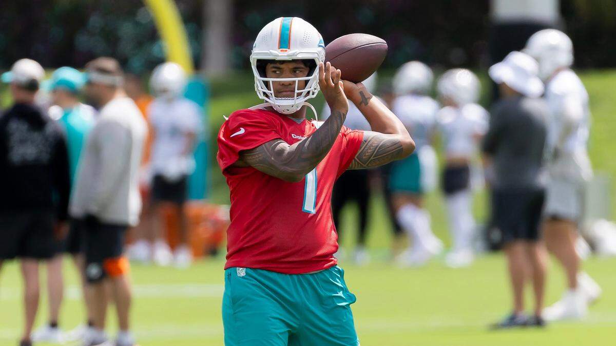 El quarterback de los Dolphins Tua Tagovailoa lanza un pase en un entrenamiento con el equipo el 4 de junio de 2024 en Miami Gardens, Florida.