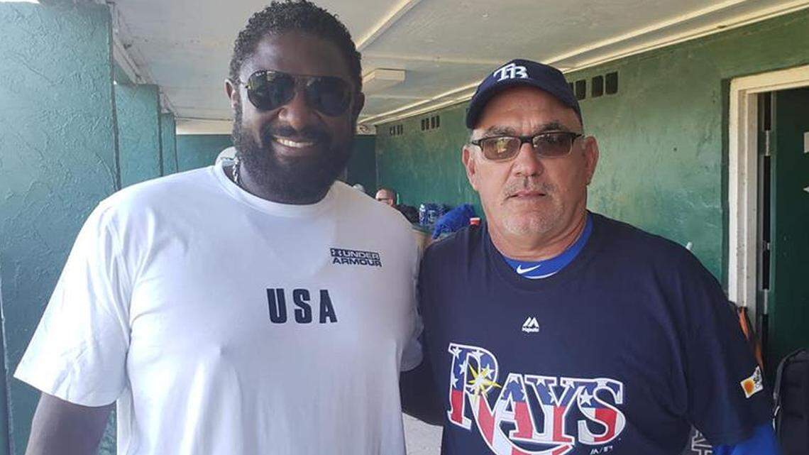 RIGOBERTO BLANCO junto al ex pelotero de Estados Unidos Ty Griffin.