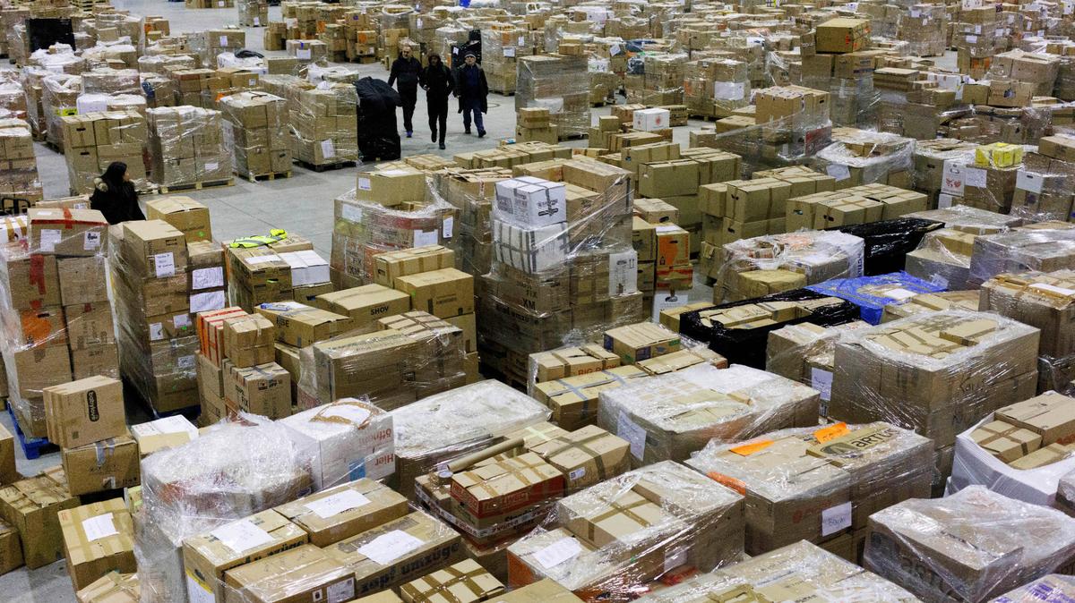 Cajas de donaciones para las víctimas del sismo en Turquía y Siria, en el aeropuerto de Schoenefeld cerca de Berlín, Alemania, el 9 de febrero de 2023.