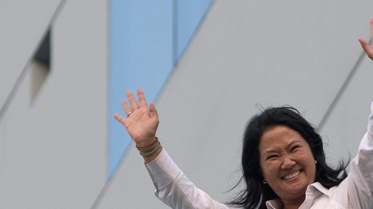 La candidata presidencial peruana Keiko Fujimori saluda a sus simpatizantes este domingo 10 de abril de 2016, desde el balcón de un conocido hotel limeño.
