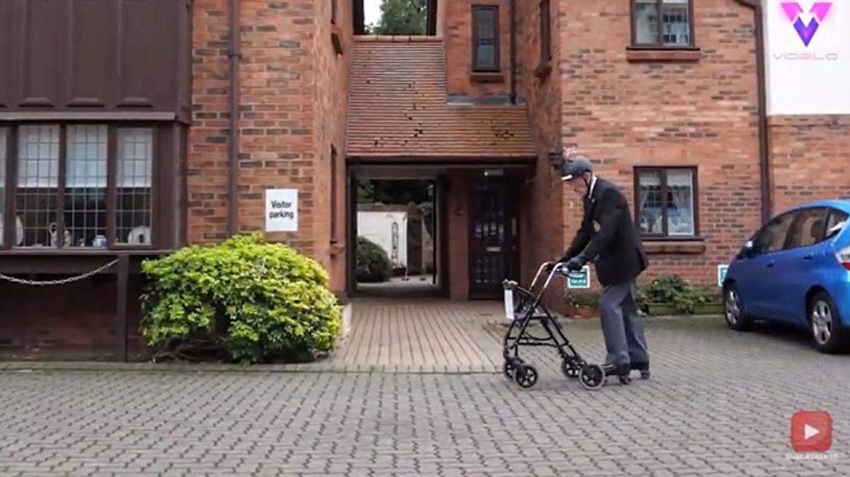 John Wilcock, veterano de la RAF (Real Fuerza Aérea británica), se propuso un reto para conseguir fondos en la lucha contra la pobreza infantil en Reino Unido. El reto consistía en dar vueltas al jardín de su casa montando en patines, una hazaña que no resultaría difícil de no ser porque el anciano tiene casi 90 años.