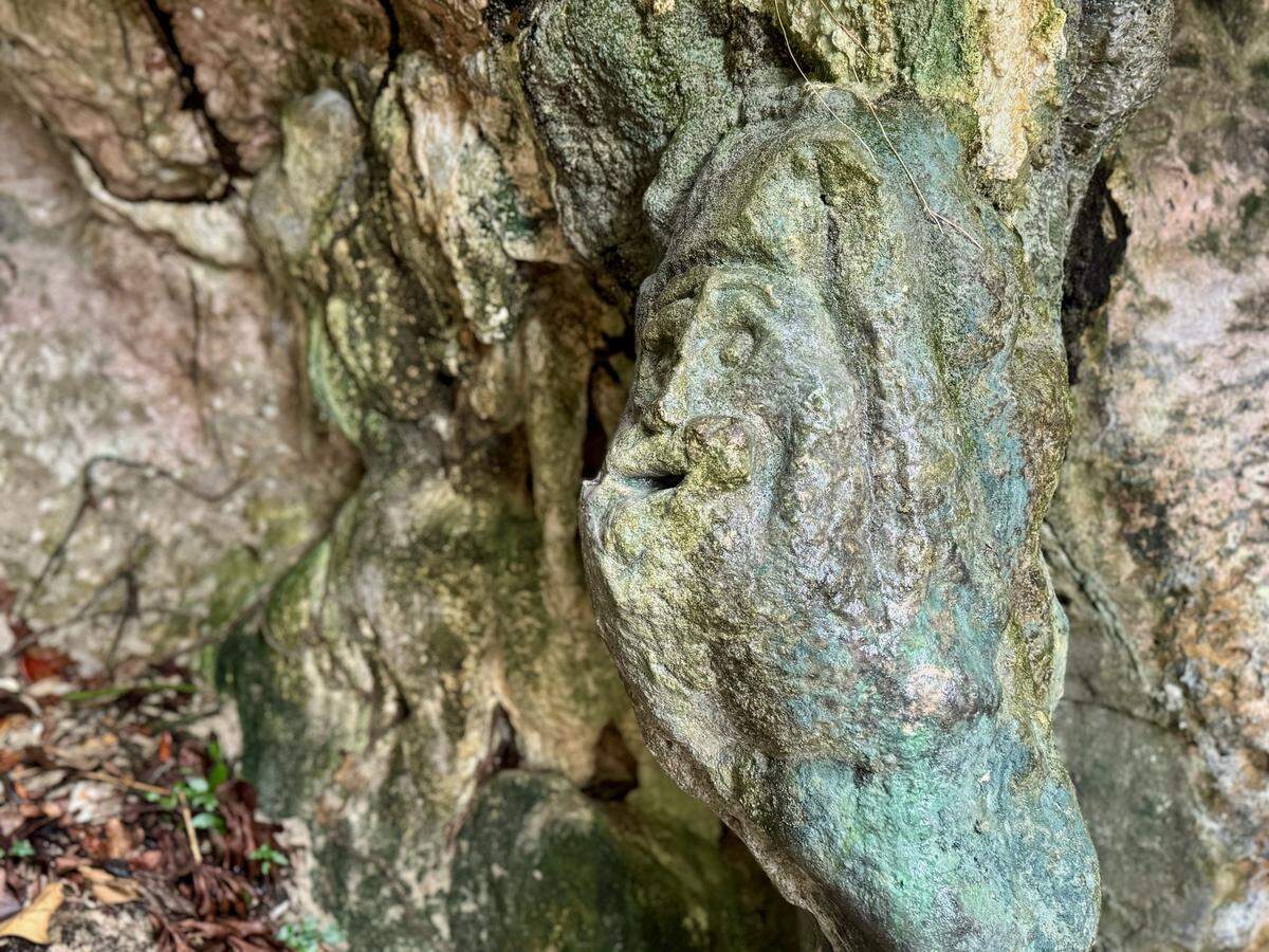 Bajorrelieve en la Cueva de la Arena.