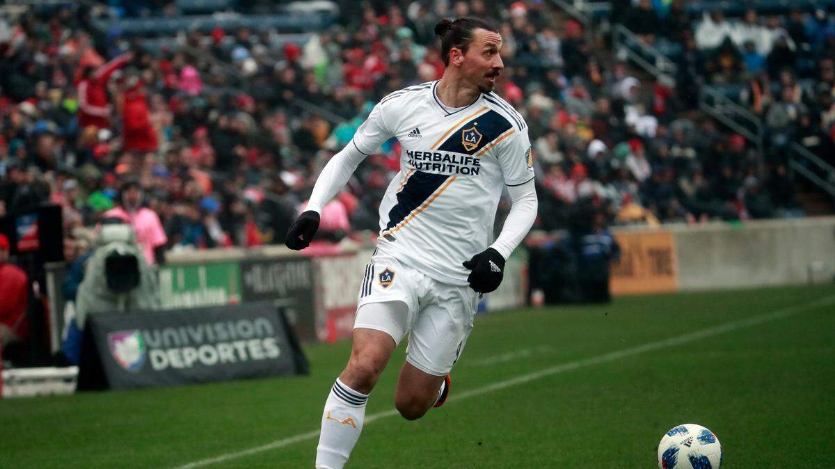 El jugador del Galaxy de Los Angeles Zlatan Ibrahimovic controla la pelota en un partido ante el Chicago Fire, el 14 de abril de 2018.