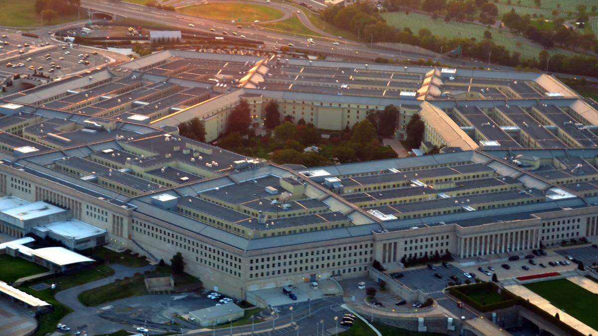 Vista aérea del edificio del Pentágono de Estados Unidos al atardecer.