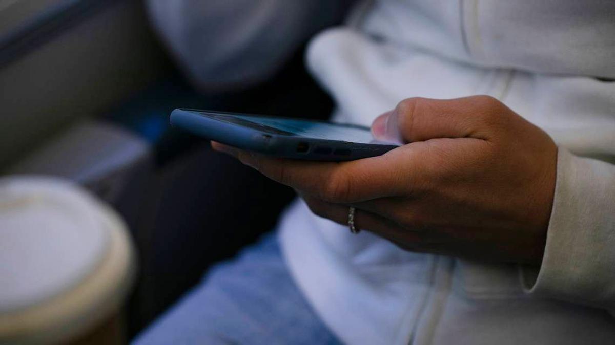 Apple AirTags se puede usar para rastrear, acechar y robar autos, advierte la policía. JENNY KANE AP