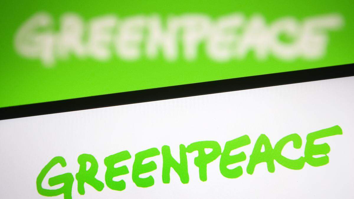En esta ilustración fotográfica, se ve un logotipo de Greenpeace en un teléfono inteligente y una pantalla de PC.