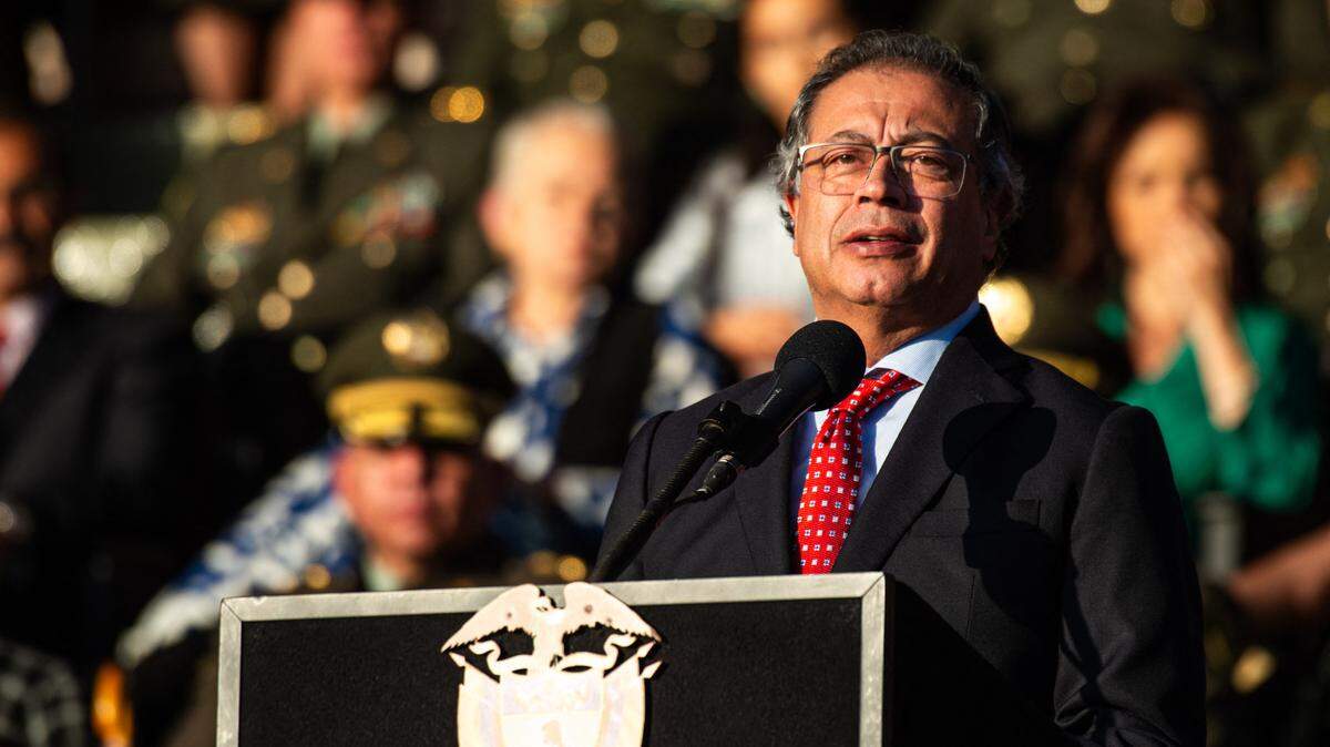 El presidente de Colombia, Gustavo Petro, tuvo que pedir la renuncia de su Gabinete ministerial debido a las criticas de varios ministros hacia el nuevo jefe de Despacho. En la foto, Petro da un discurso en la Academia de Policía General Santander, el 25 de junio de 2024, en Bogotá.