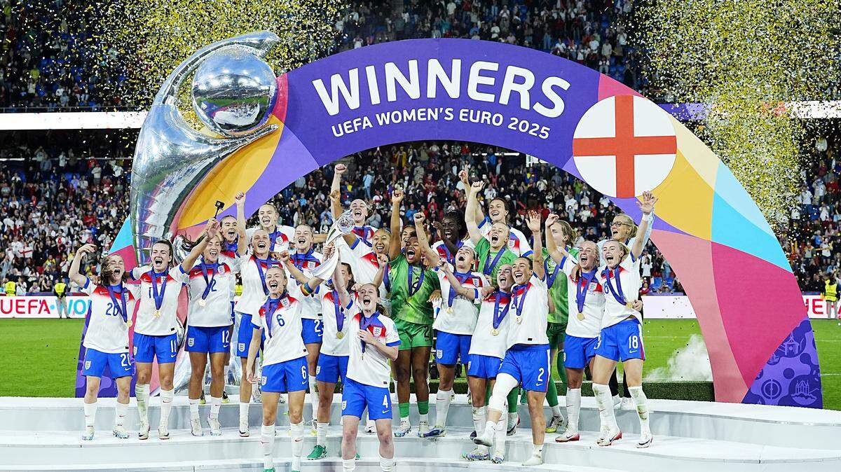 Las jugadoras de Inglaterra celebran con el trofeo de campeonas de la Eurocopa femenina tras vencer a España en los penales en la final celebrada el 27 de julio de 2025 en Basilea, Suiza.