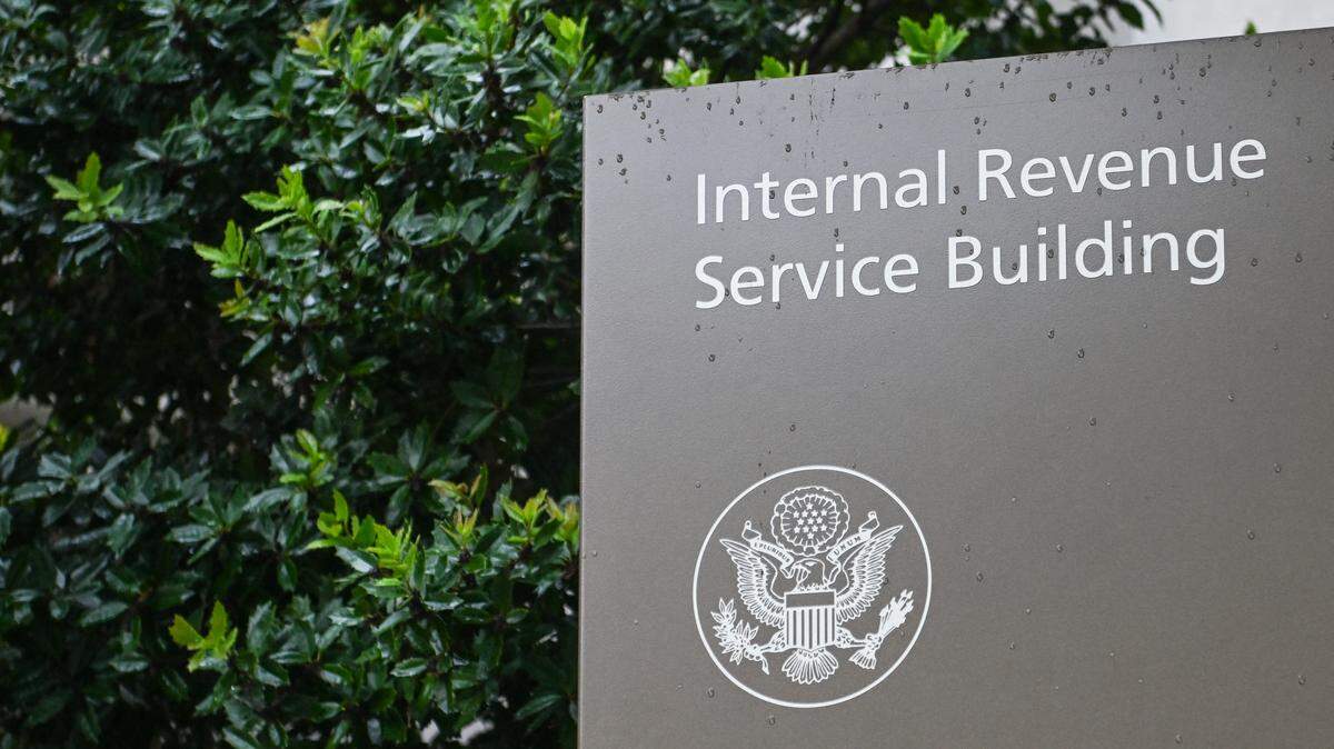 IRS, la agencia tributaria de EEUU, suspenderá temporalmente a más de 34,000 empleados, 46% de su fuerza laboral, debido al cierre parcial del gobierno federal. En la foto, vista de la sede del IRS en Washington, DC, el 28 de mayo de 2025.
