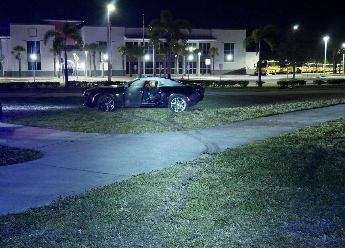 La policía de Port St. Lucie arrestó a un adolescente de Hollywood, Broward, espués de que perdió el control de su chevrolet camaro participando en una “toma de calle”.
