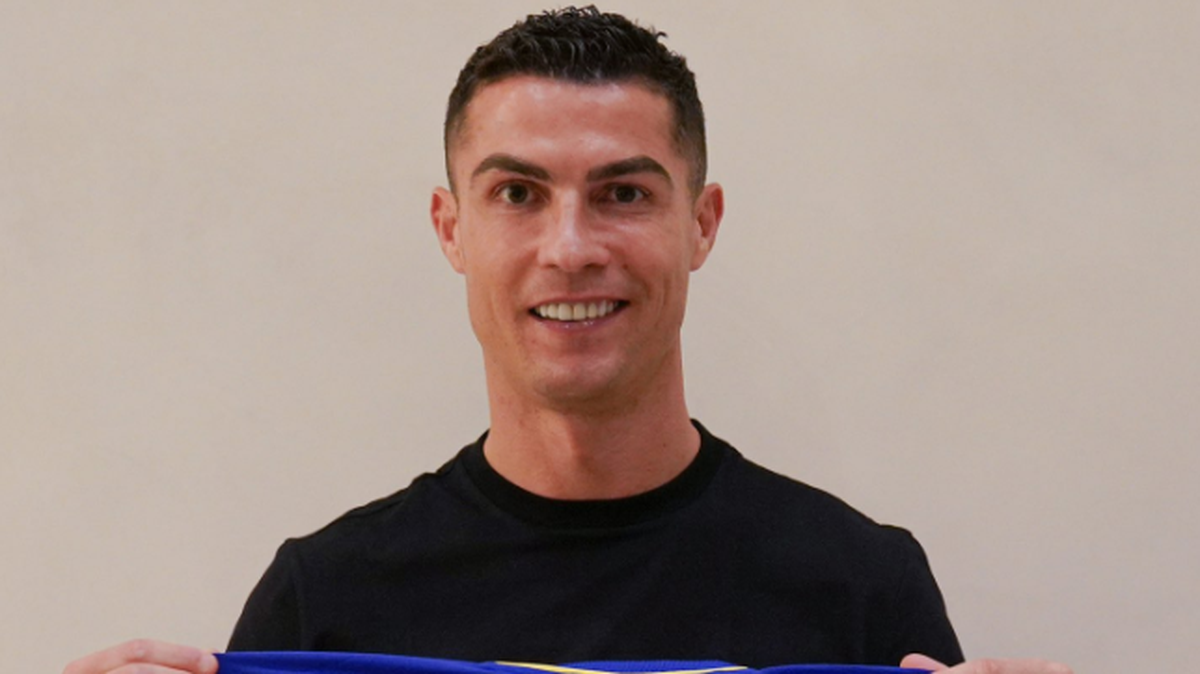 Menos de dos semanas después de que su gran rival Lionel Messi levantó la Copa del Mundo, Cristiano Ronaldo completó su arribo al club Al Nassr de Arabia Saudí y seguramente puso fin a su carrera con un club de élite.