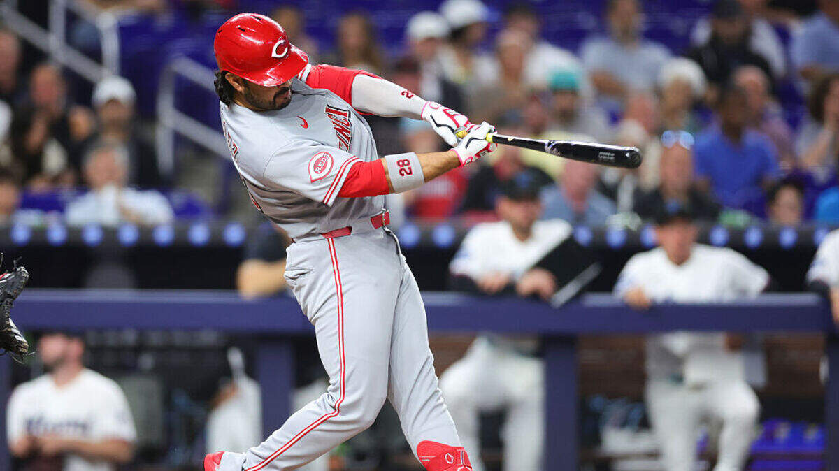 El pelotero de los Rojos de Cincinnati Eugenio Suárez batea en el segundo inning del partido ante los Marlins, celebrado el 6 de abril de 2026 en Miami. 