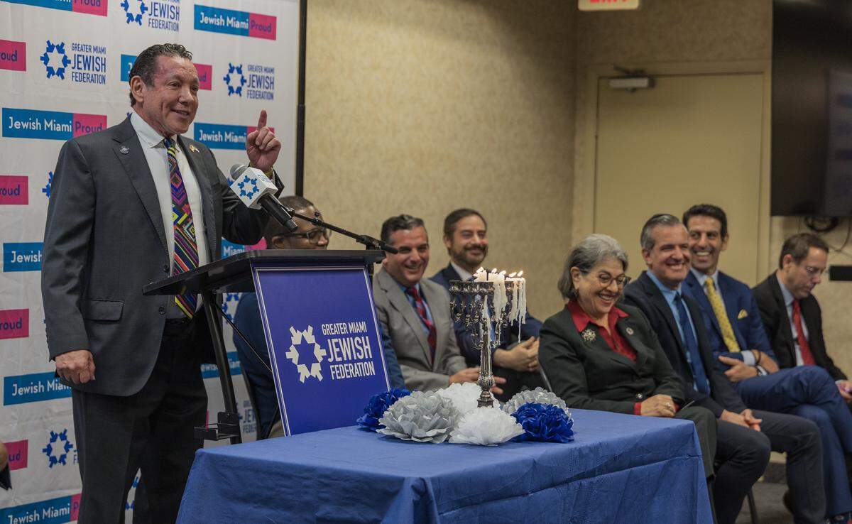 El alcalde de la ciudad de Aventura, Howard S. Weinberg, interviene en una rueda de prensa en la que alcaldes locales, entre ellos la alcaldesa de Miami-Dade, Daniella Levine Cava, y el alcalde de Miami Beach, Steven Meiner, junto con líderes comunitarios, se unieron para denunciar el antisemitismo en el sur de Florida. La rueda de prensa, la cuarta de carácter anual, se celebró en la Federación Judía del Gran Miami, en Miami, Florida, el jueves 18 de diciembre de 2025.