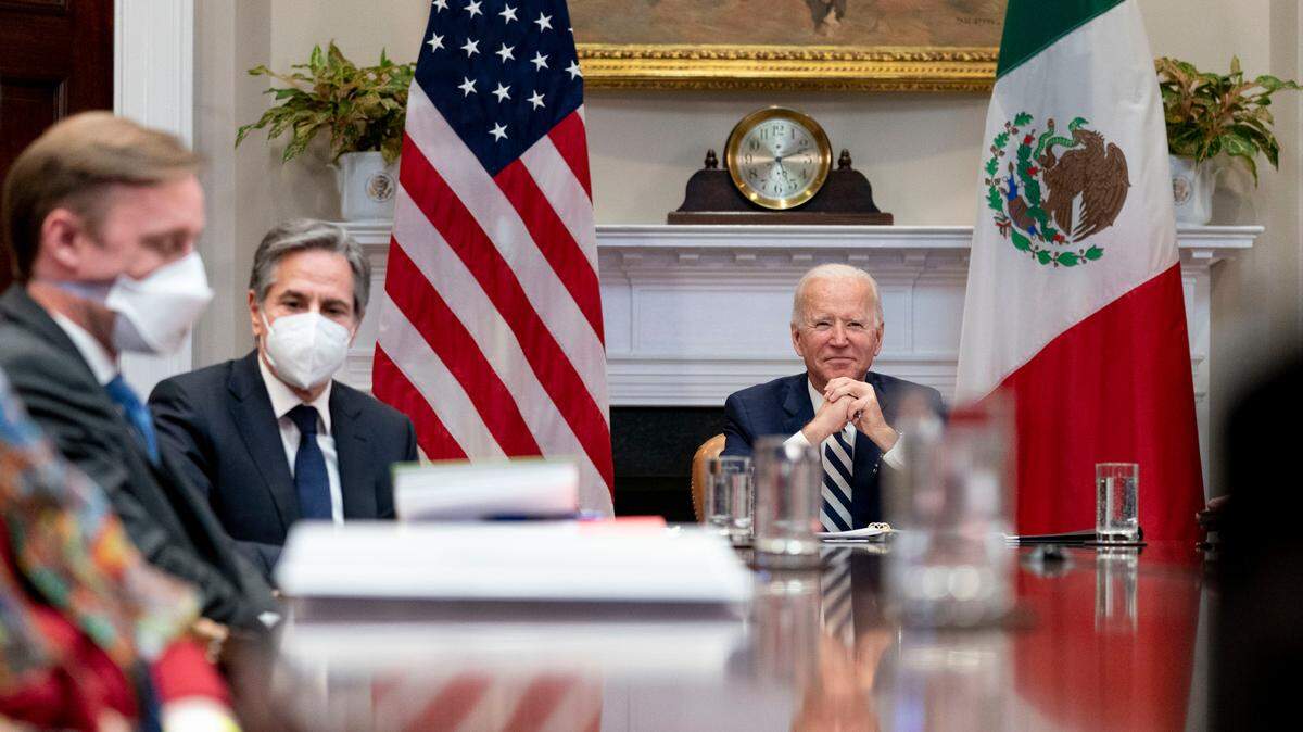 El presidente Joe Biden, acompañado por el asesor de seguridad de la Casa Blanca, Jake Sullivan (izquierda), y el secretario de Estado, Antony Blinken, sostiene una reunión virtual el lunes 1 de marzo de 2021 con el presidente mexicano Andrés Manuel López Obrador, en la Sala Roosevelt de la Casa Blanca, en Washington.