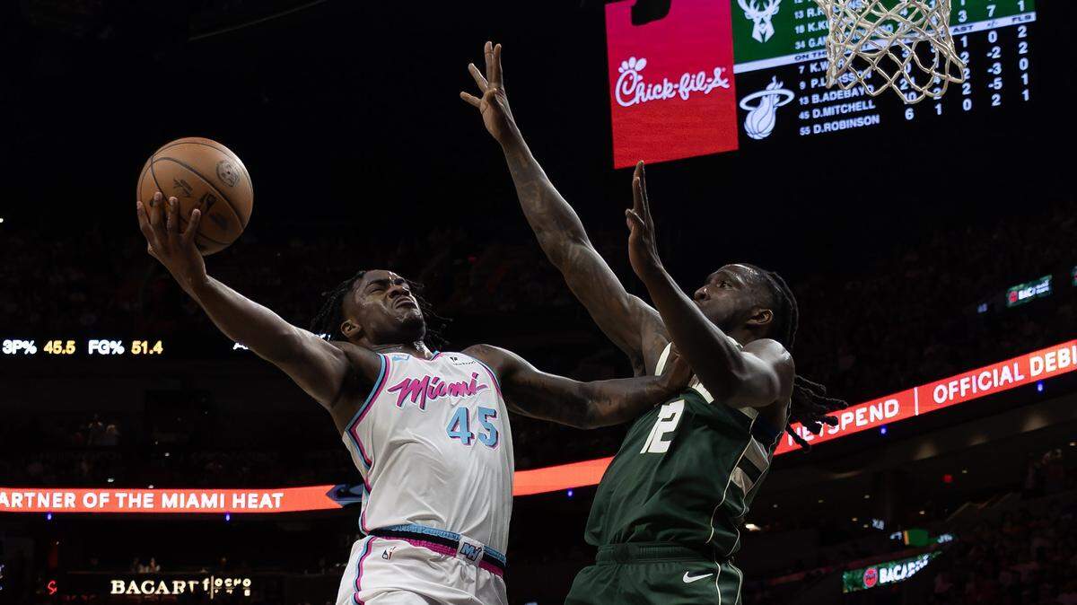 El jugador del Heat Davion Mitchell (izq.) entra al aro ante la marca de Taurean Prince, de los Bucks de Milwaukee, en el partido celebrado el 5 de abril de 2025 en Miami.