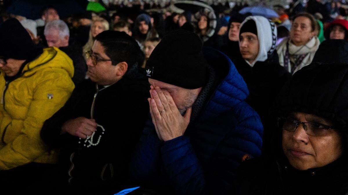 Cientos de personas se congregan para rezar por la salud del papa Francisco, el lunes 24 de febrero de 2025, en la Basílica de San Pedro en El Vaticano.
