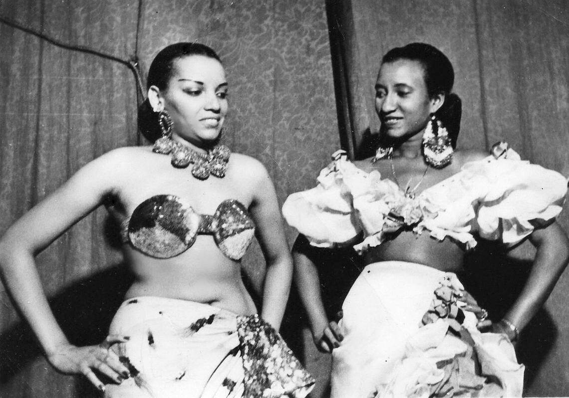 Celia Cruz y Elena Burke en Cuba cuando compartió escenario y amistad con Celia desde sus inicios, ya que ambas formaban parte del grupo Las Mulatas del Fuego.