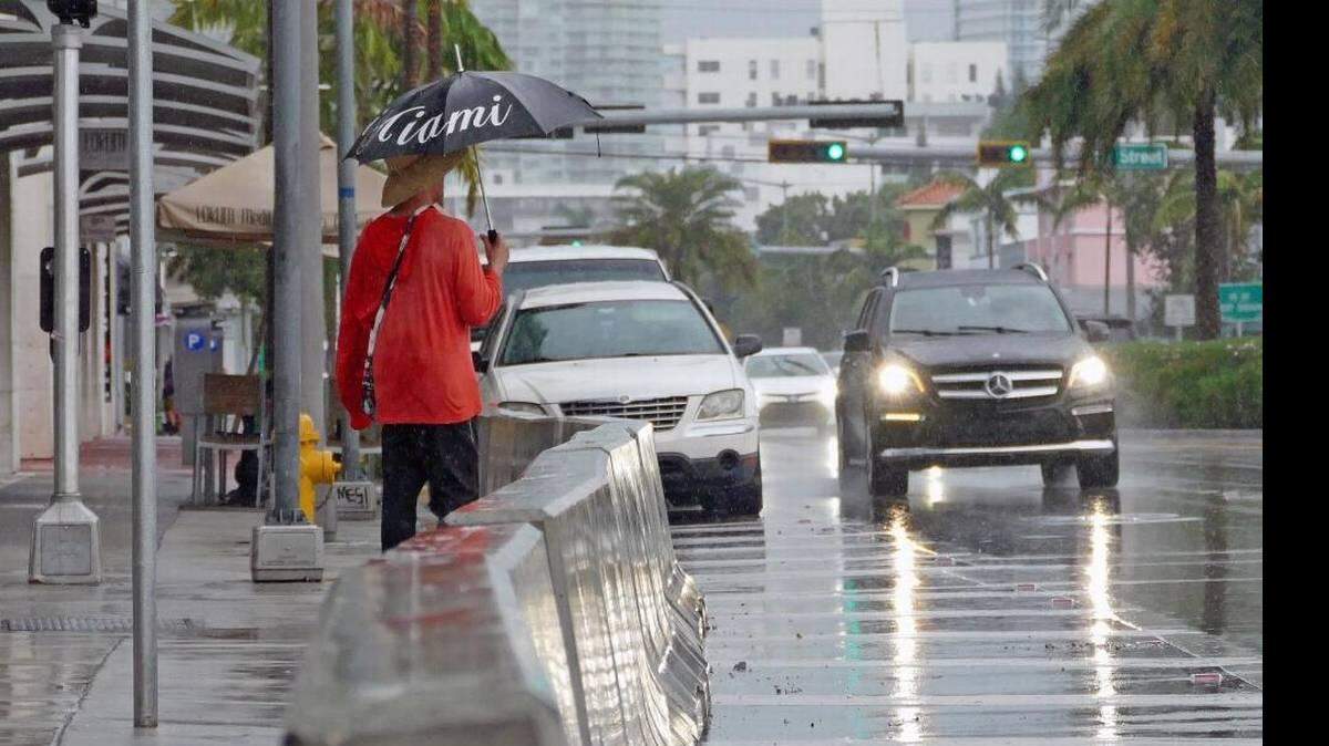 Barreras de seguridad de concreto se instalaron en Lincoln Road y Alton Road en Miami Beach el viernes, 25 de agosto de 2017. 