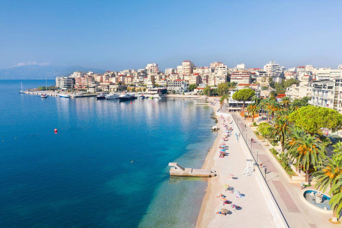 Playa en la Riviera albanesa, en Saranda, Albania.