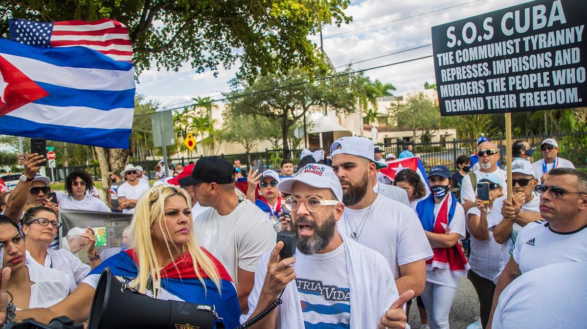 Social media influencer Alex Otaola speaks to demonstrators in 2021.