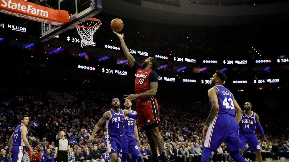 James Johnson tira al aro por el Heat en el partido ante los Sixers, el 21 de febrero de 2019 en Filadelfia.